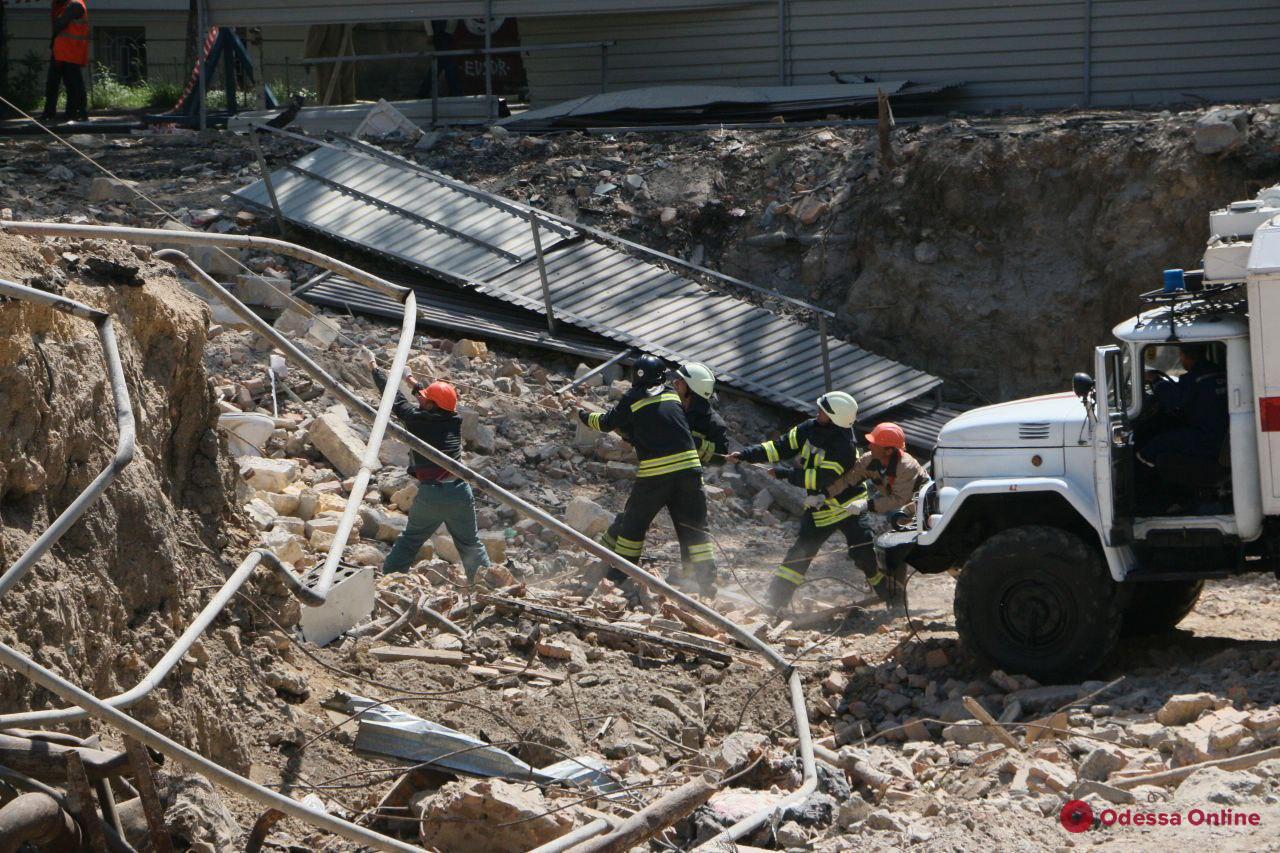 Спасатели демонтируют аварийные элементы обрушившегося дома на Торговой (фото, видео, обновлено)