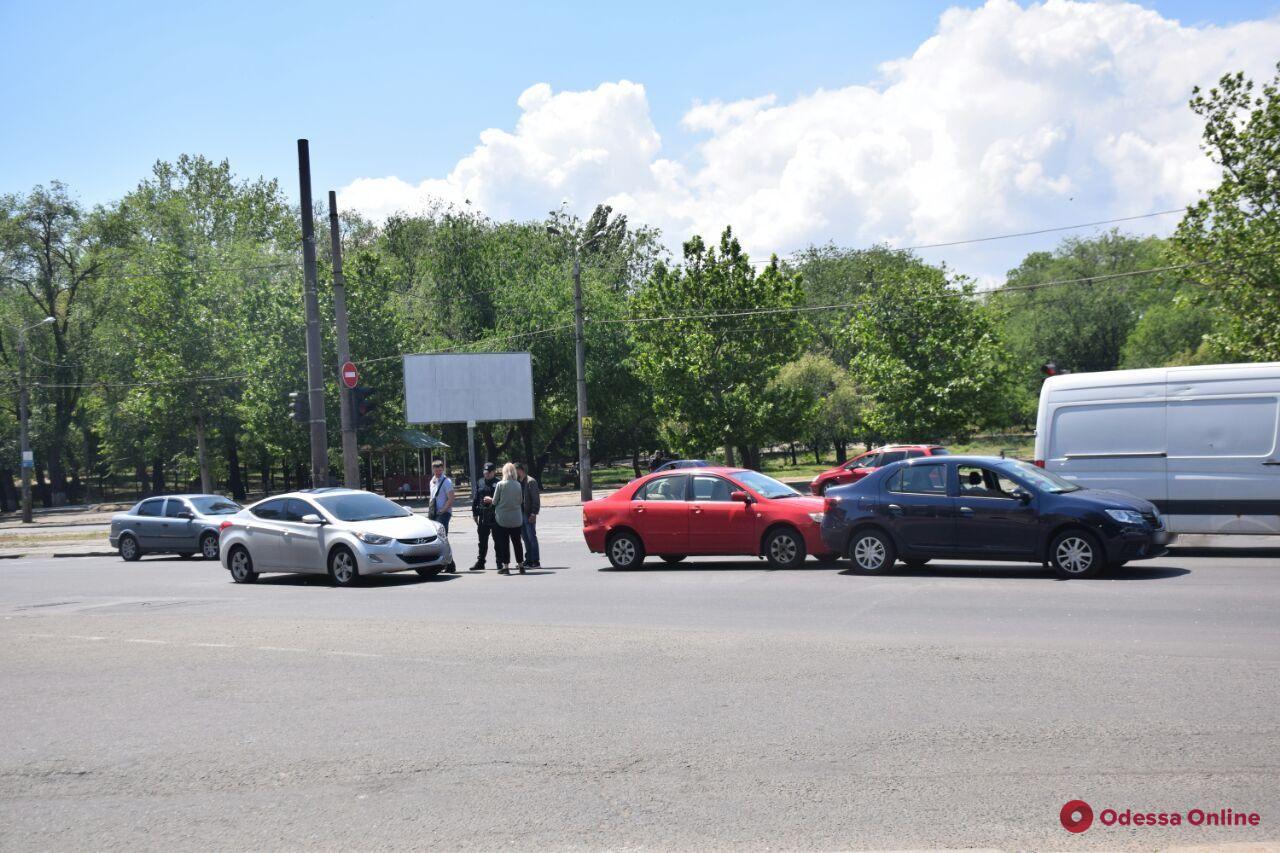 Возле Дюковского парка столкнулись три авто
