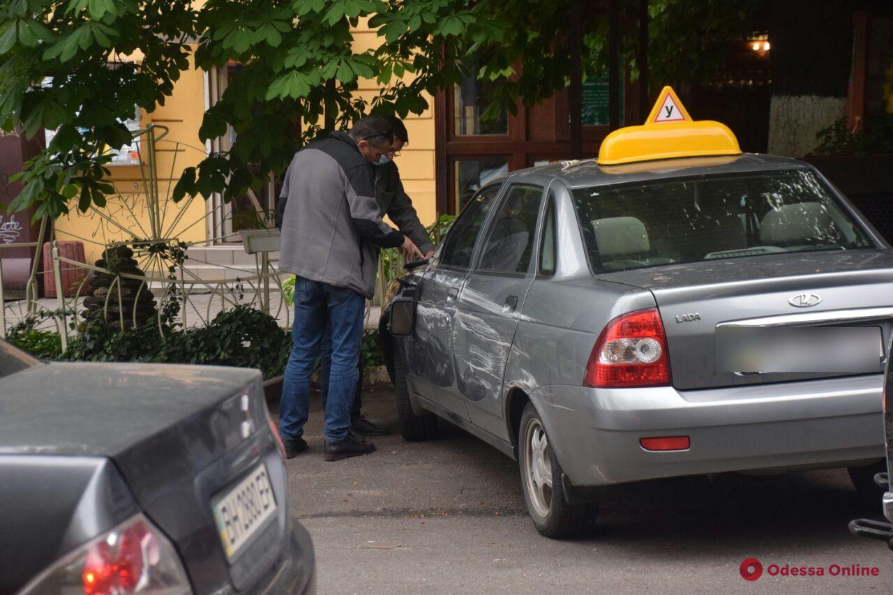 В центре Одессы грузовик врезался в маршрутку — движение затруднено (фото)
