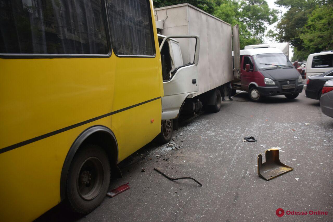 В центре Одессы грузовик врезался в маршрутку — движение затруднено (фото)
