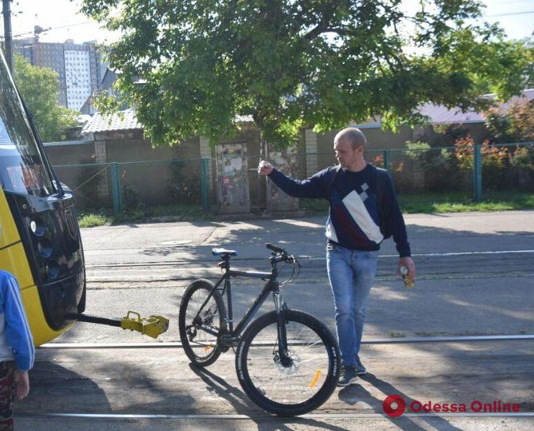 На поселке Котовского мужчина устроил трамваю велосипедный протест (фото, видео)