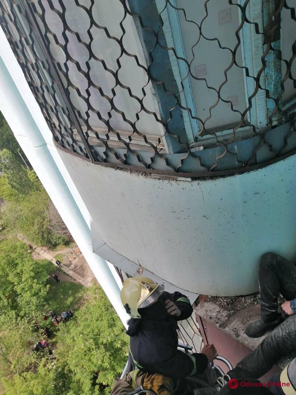 На поселке Котовского спасатели снимали мужчину с козырька балкона на десятом этаже (фото)