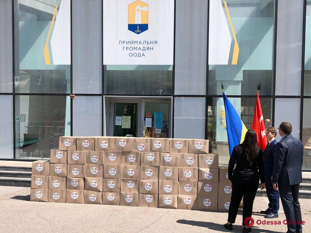 Турецкие дипломаты передали гуманитарную помощь для потерявших работу во время карантина жителей Подольска