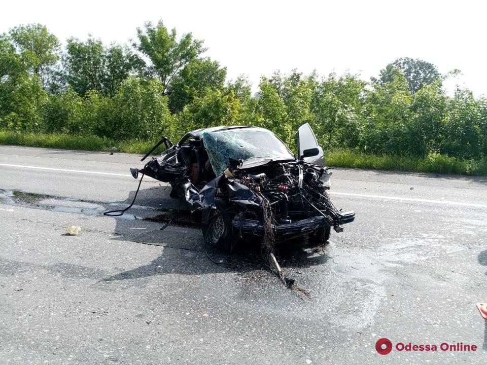 На трассе Одесса—Киев BMW врезался в отбойник — погиб пассажир (обновлено)
