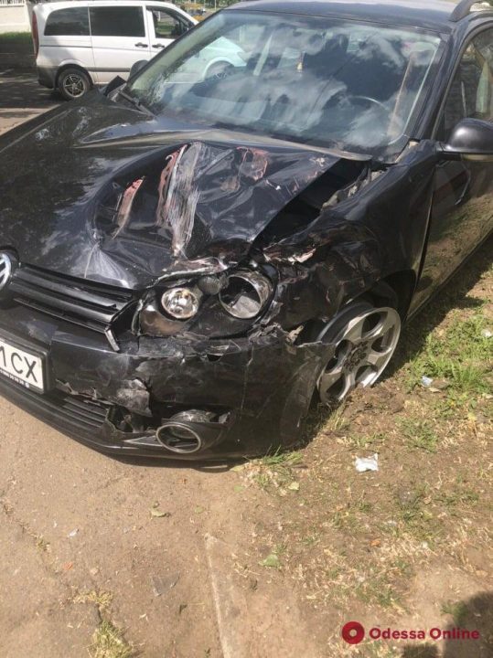На Таирова столкнулись две легковушки – пострадал один из водителей