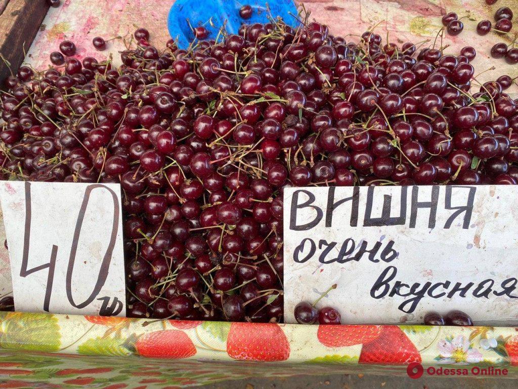Смородина, черника, арбузы и селедка: воскресные цены на одесском «Привозе»
