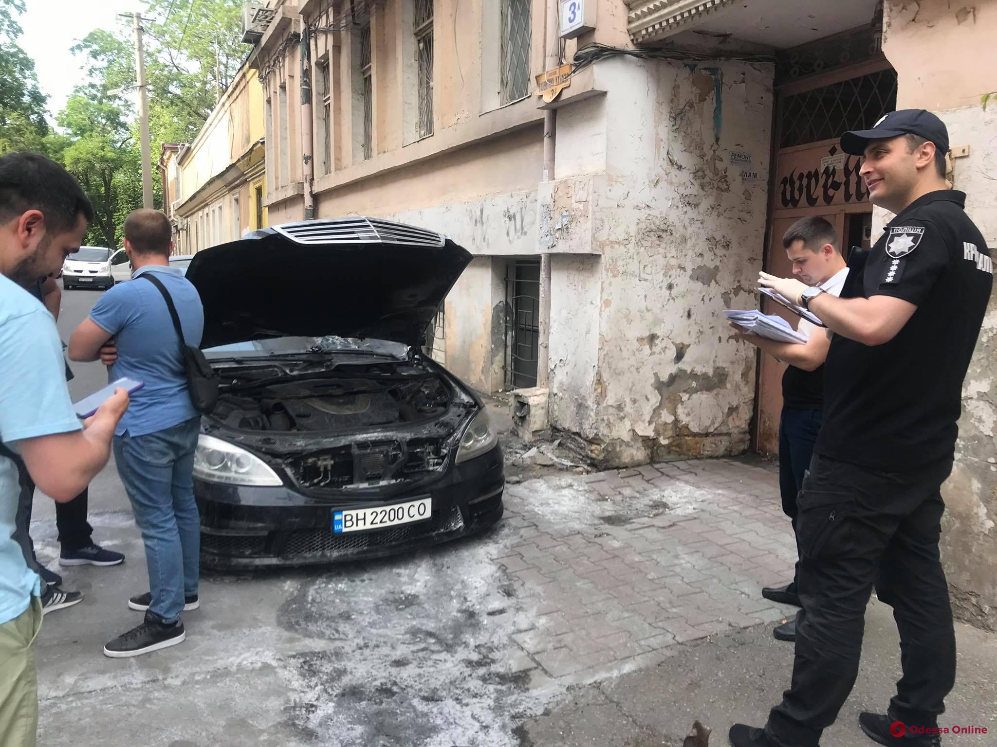 В Одессе подожгли машину известного адвоката (видео)