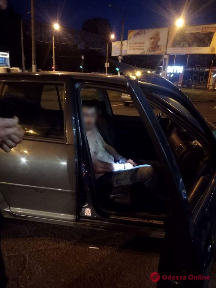 Разбил стекло в авто: в Одессе пассажир набросился с кулаками на таксиста
