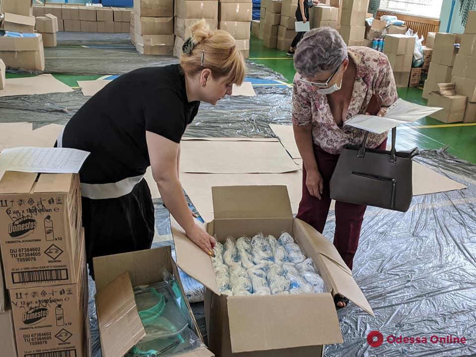 Маски и дезинфекторы: Одесская область получила гуманитарную помощь для проведения ВНО