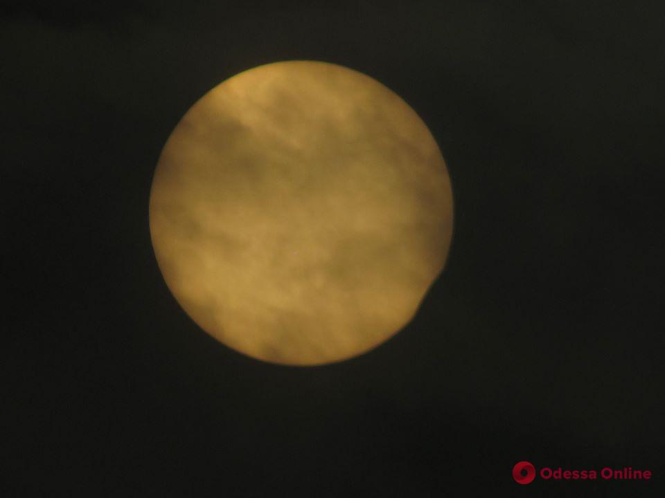 Одесситы наблюдали частичное солнечное затмение (фото)