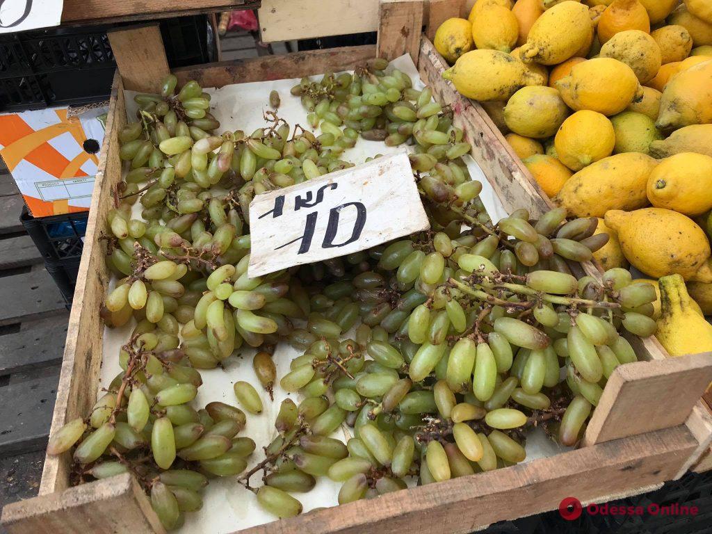 Сладкая кукуруза, креветки и киш-миш: воскресные цены на одесском «Привозе»