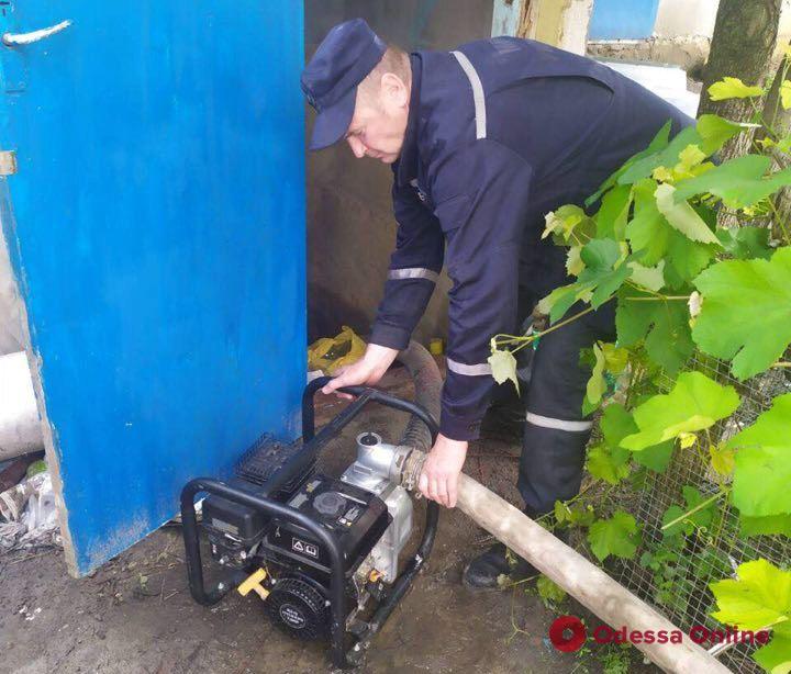 Последствия непогоды: в Одесской области продолжают откачивать воду из подтопленных домов