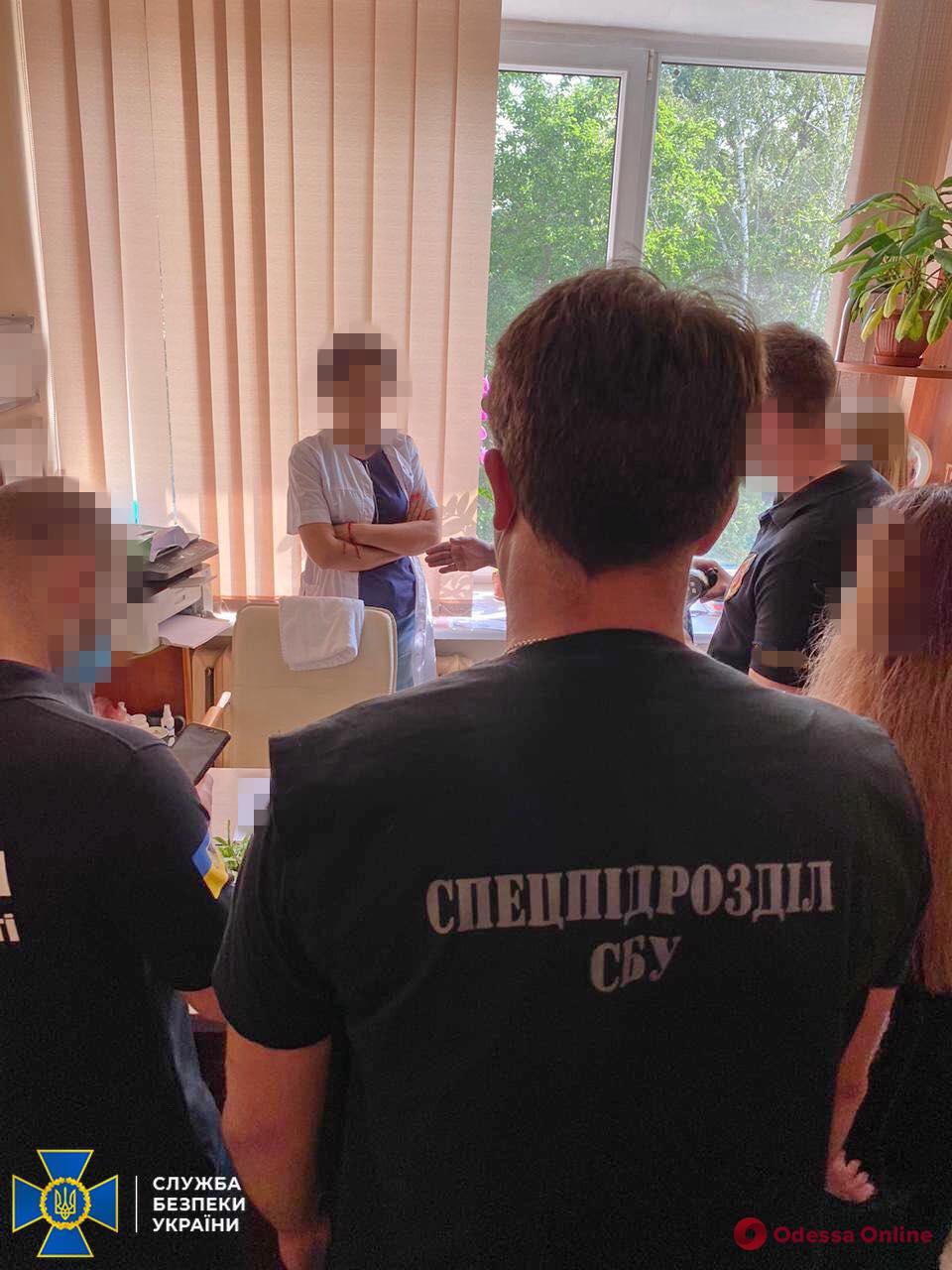 Вымогала деньги у пациентов за медпомощь: в Одессе задержали завотделением одной из горбольниц