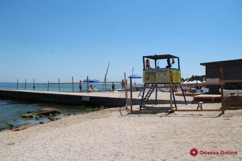 Неудержимые: несмотря на запреты одесситы стремятся отдыхать на пляже возле  Delfi (фото)