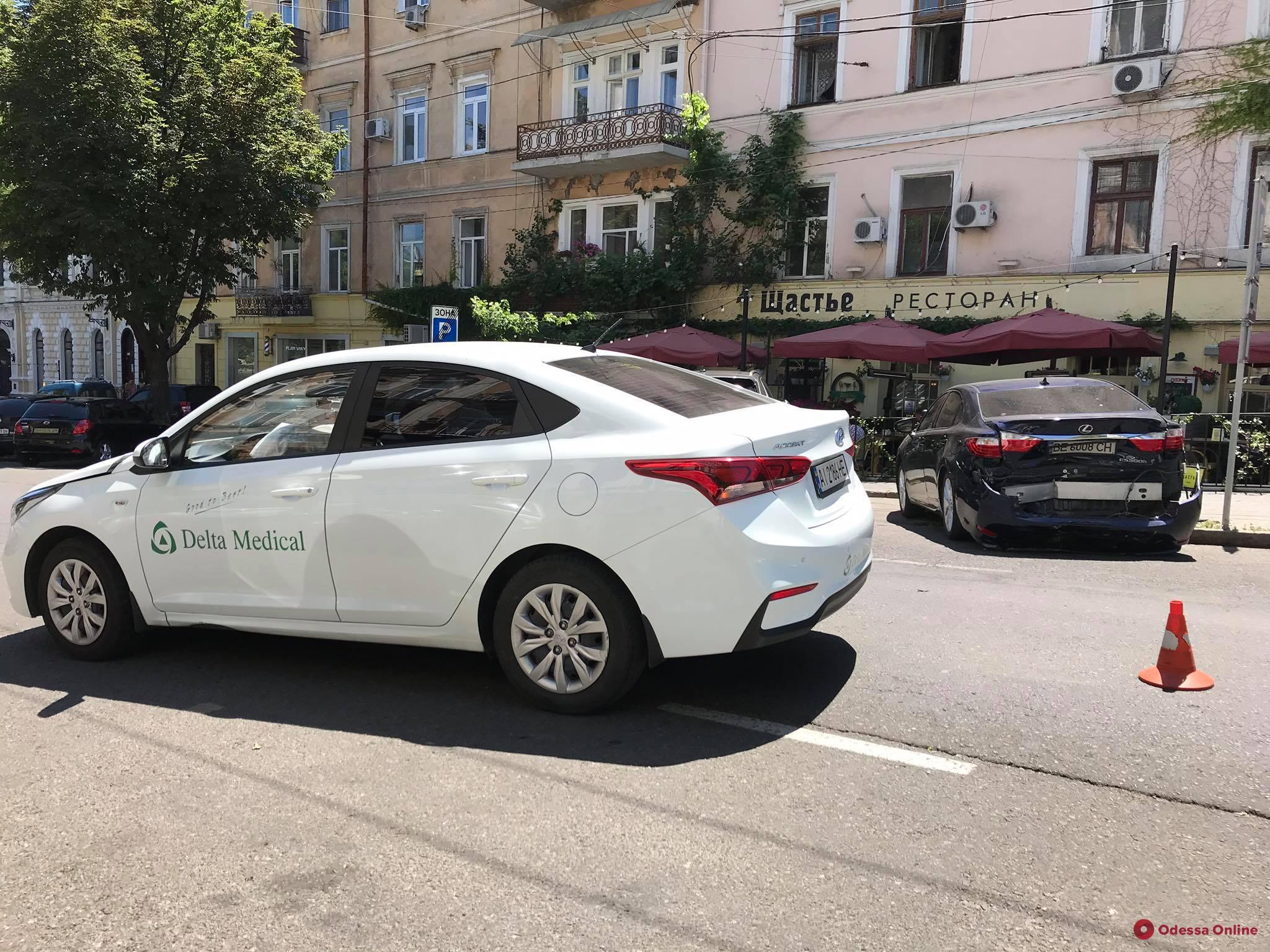В центре Одессы столкнулись Hyundai и Lexus