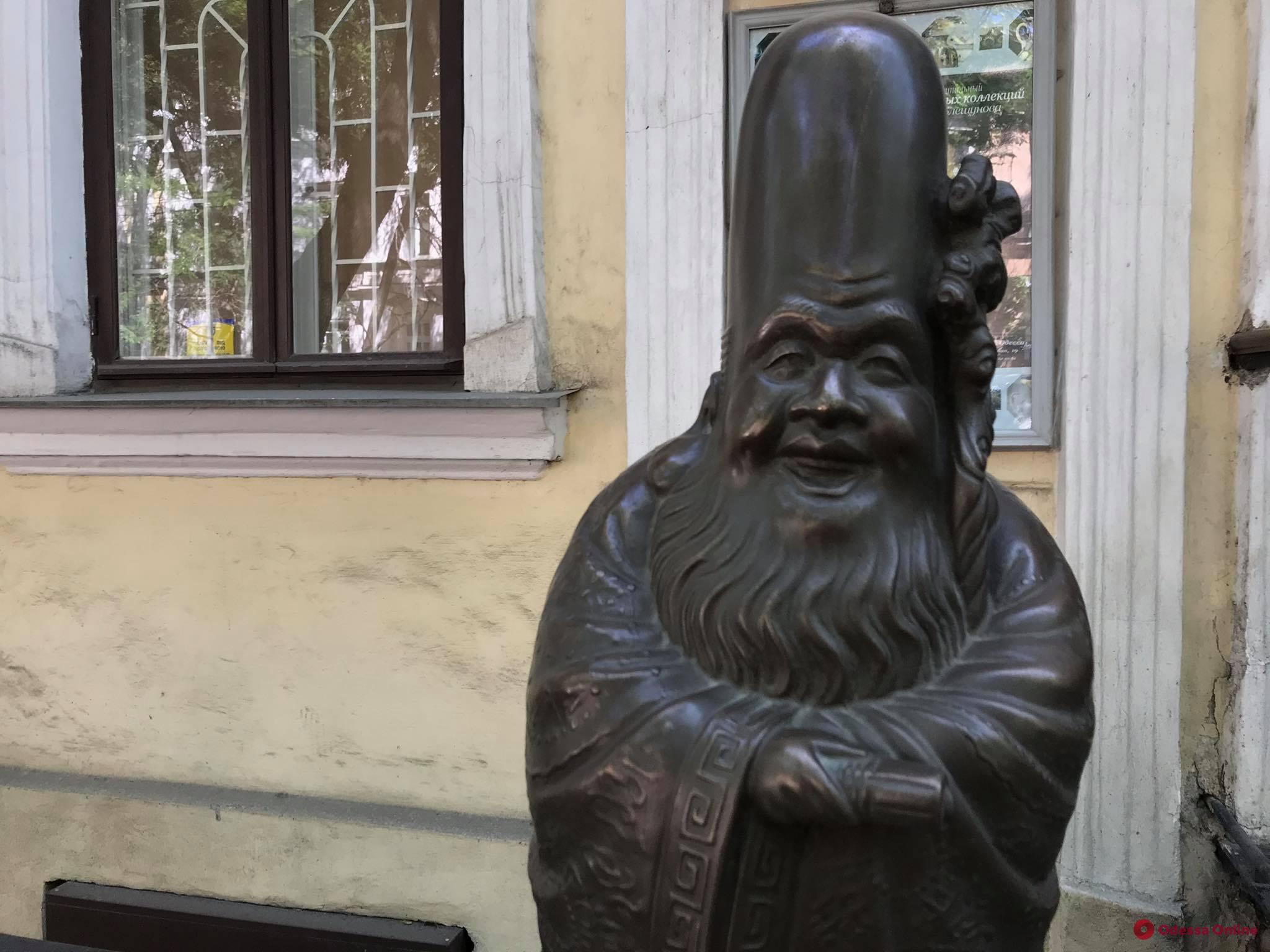 Возле одесского музея появилась исполняющая желания скульптура
