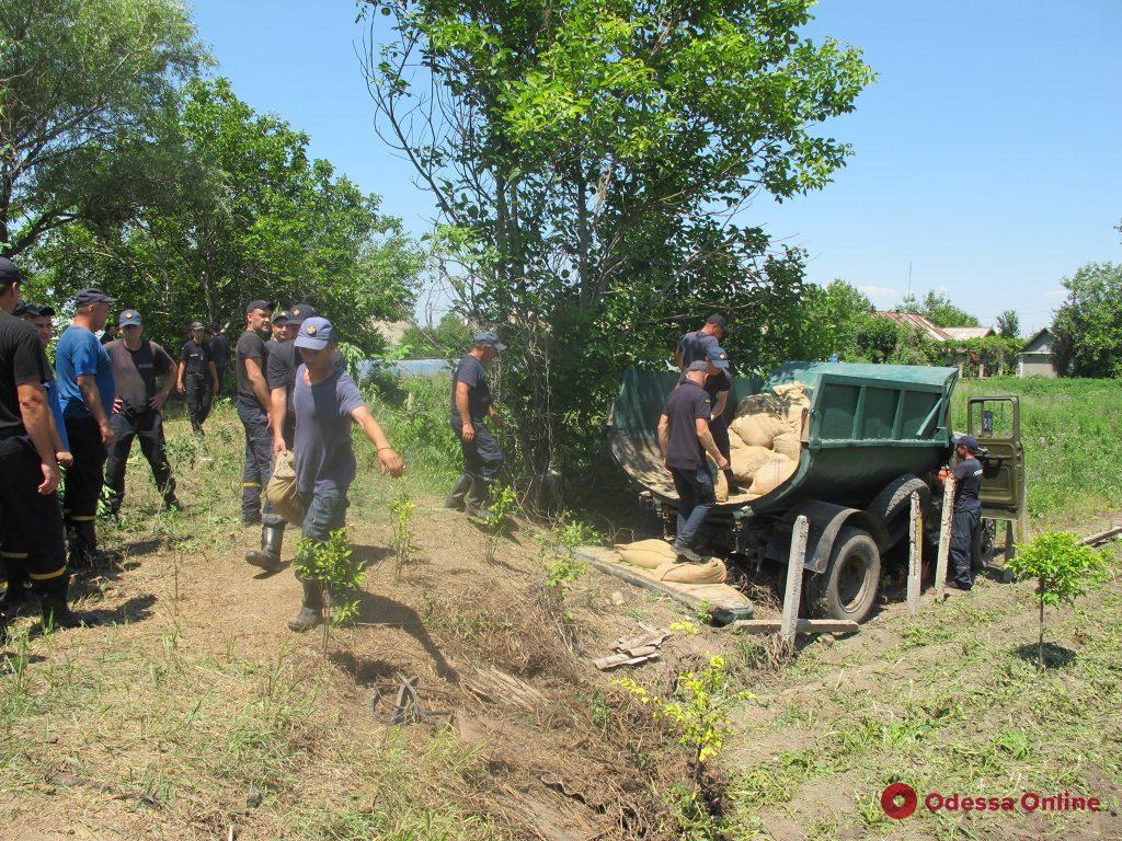 В Беляевском районе спасатели укрепляют дамбу из-за угрозы подтопления