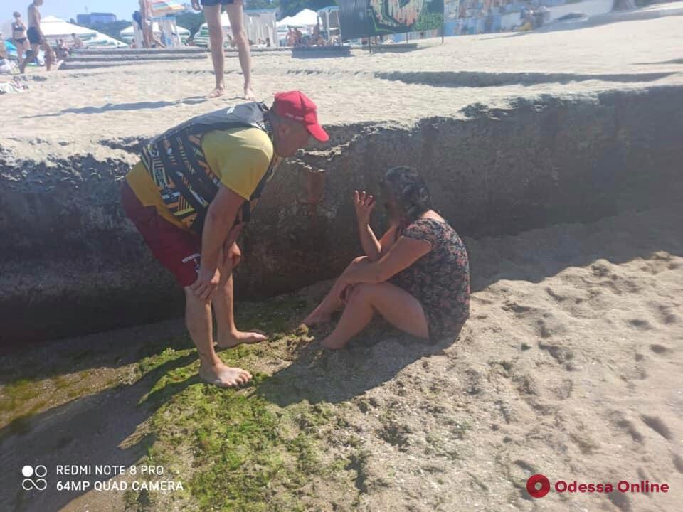 На пляже «Отрада» пьяная девушка пыталась покончить с собой (фото)