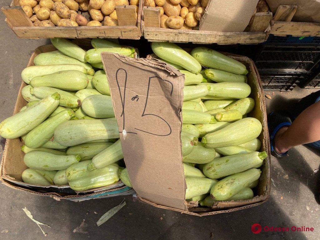 Смородина, черника, арбузы и селедка: воскресные цены на одесском «Привозе»