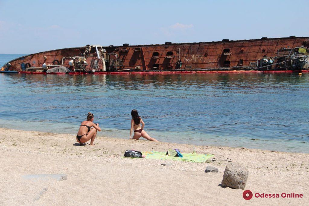 Неудержимые: несмотря на запреты одесситы стремятся отдыхать на пляже возле  Delfi (фото)