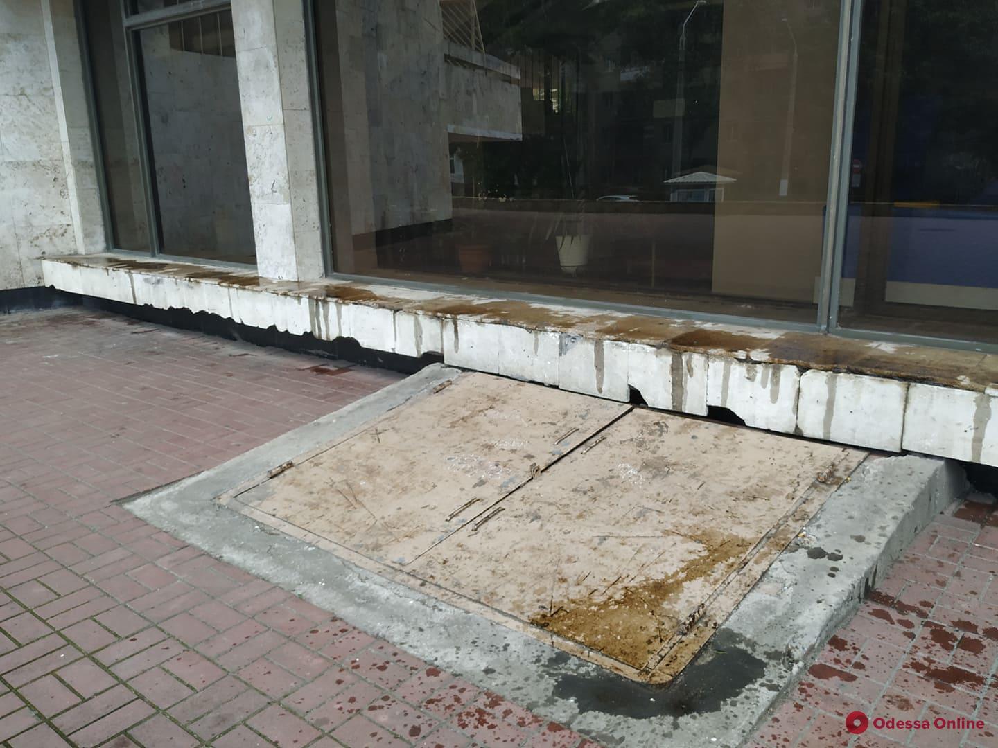Вандалы залили неизвестной черной жидкостью цоколь здания одесской Музкомедии (фото)