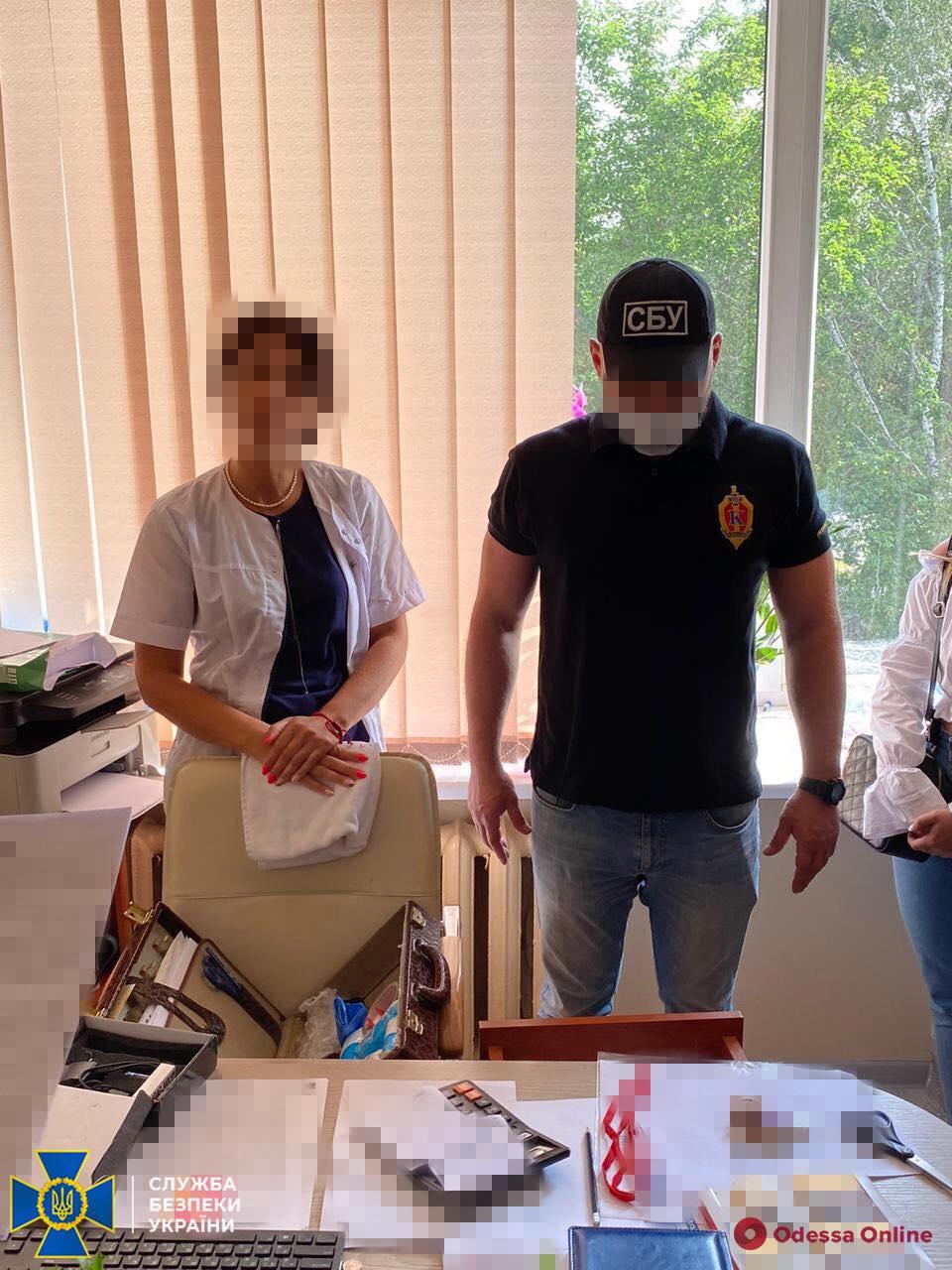 Вымогала деньги у пациентов за медпомощь: в Одессе задержали завотделением одной из горбольниц
