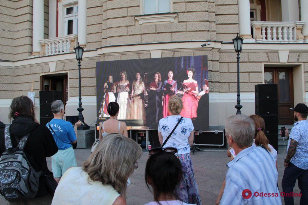 Классика под открытым небом: на Театральной площади состоялась прямая трансляция концерта со сцены Одесской оперы (фото)
