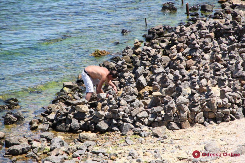 На одном из одесских пляжей появился «сад камней» (фотофакт)