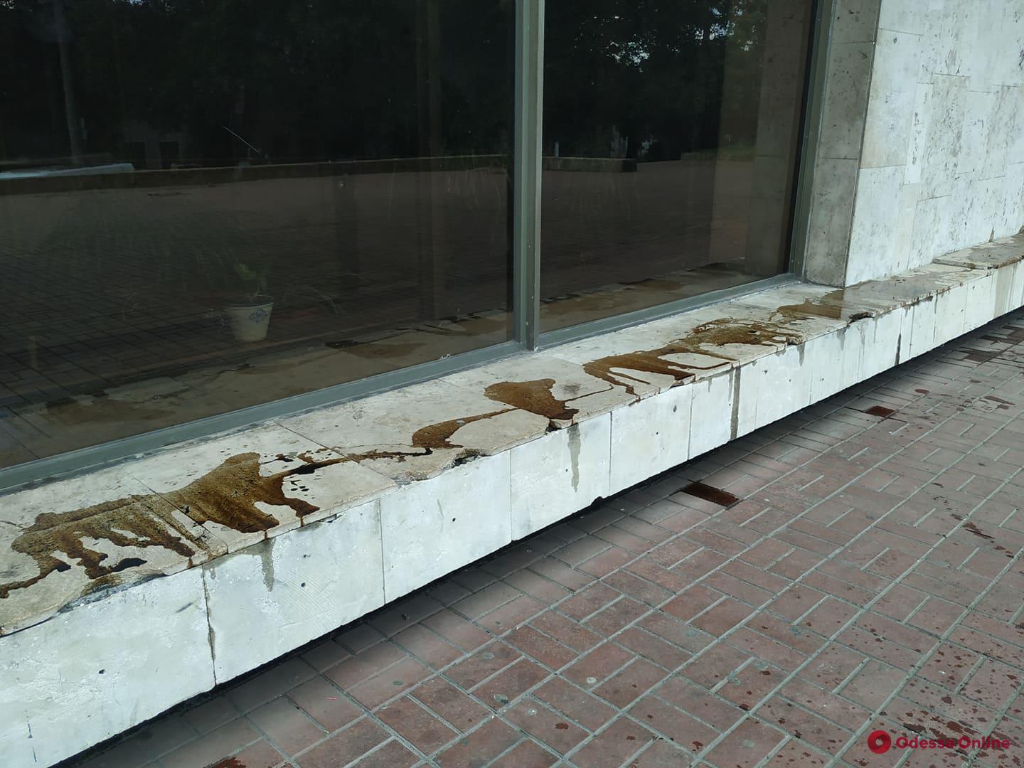 Вандалы залили неизвестной черной жидкостью цоколь здания одесской Музкомедии (фото)