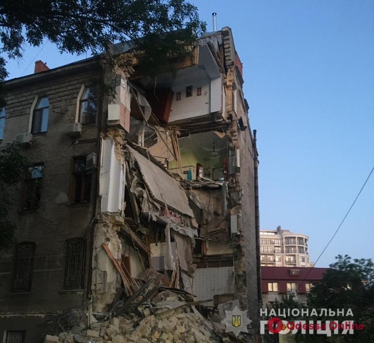 В Одессе ночью обрушилась часть старинного жилого дома (фото, видео, обновляется)