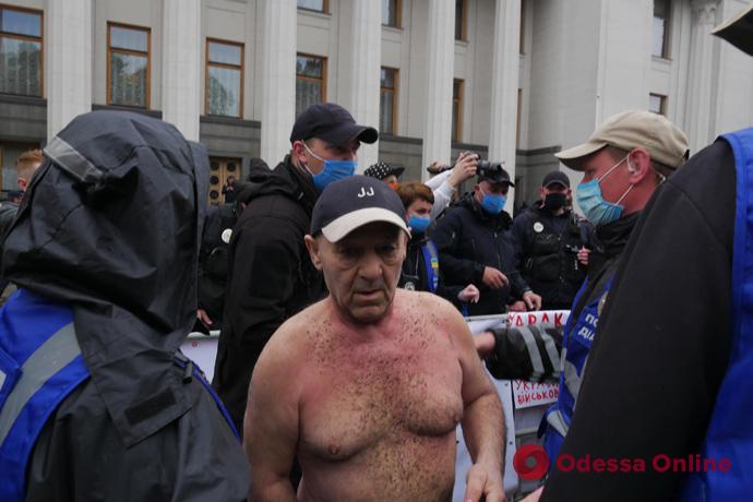 Во время акции протеста под Верховной Радой мужчина поджег себя