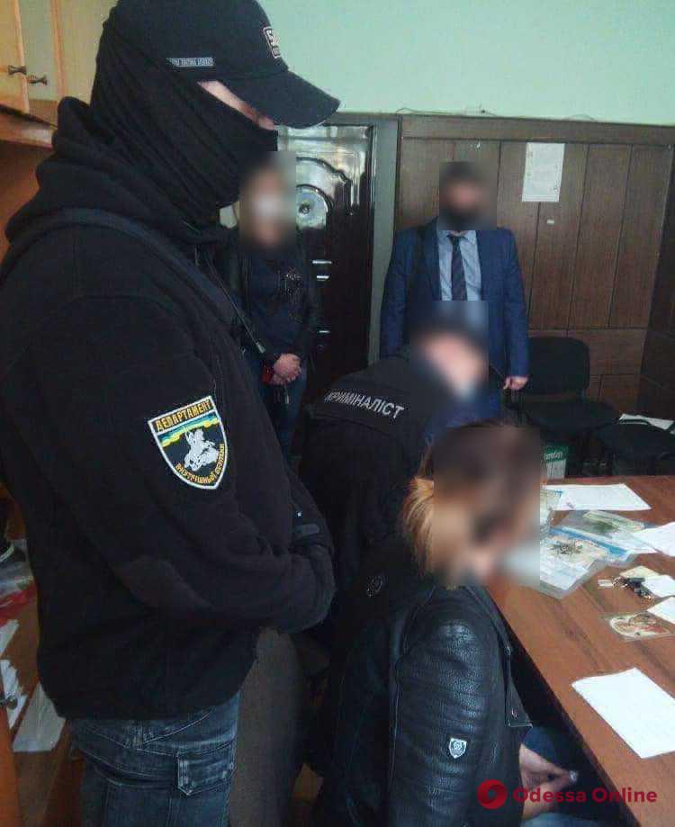 В Одесской области будут судить автоугонщицу, которая пыталась подкупить замначальника отдела полиции