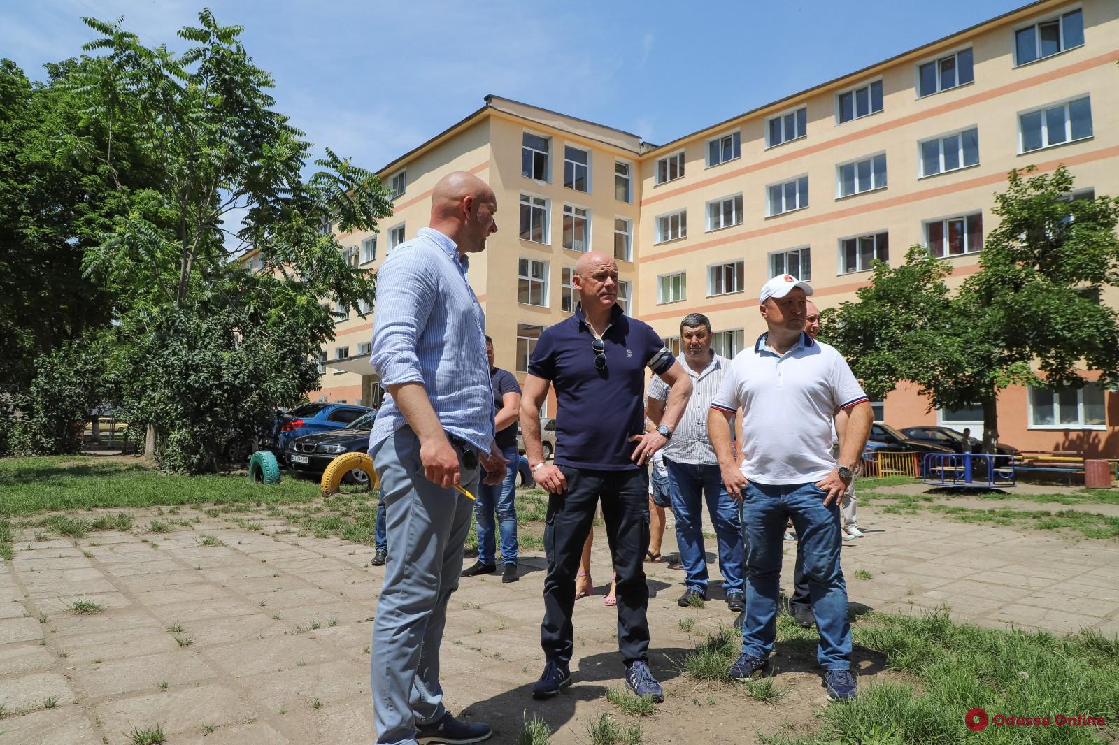 Геннадий Труханов провел совещание по вопросам ремонта общежития Одесгорэлектротранса