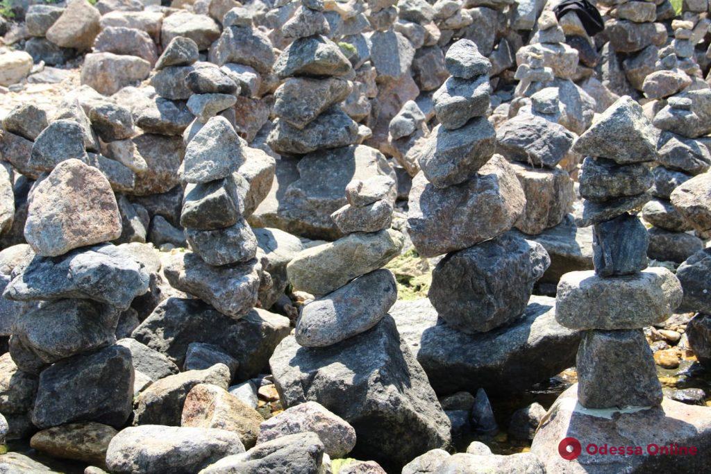 На одном из одесских пляжей появился «сад камней» (фотофакт)