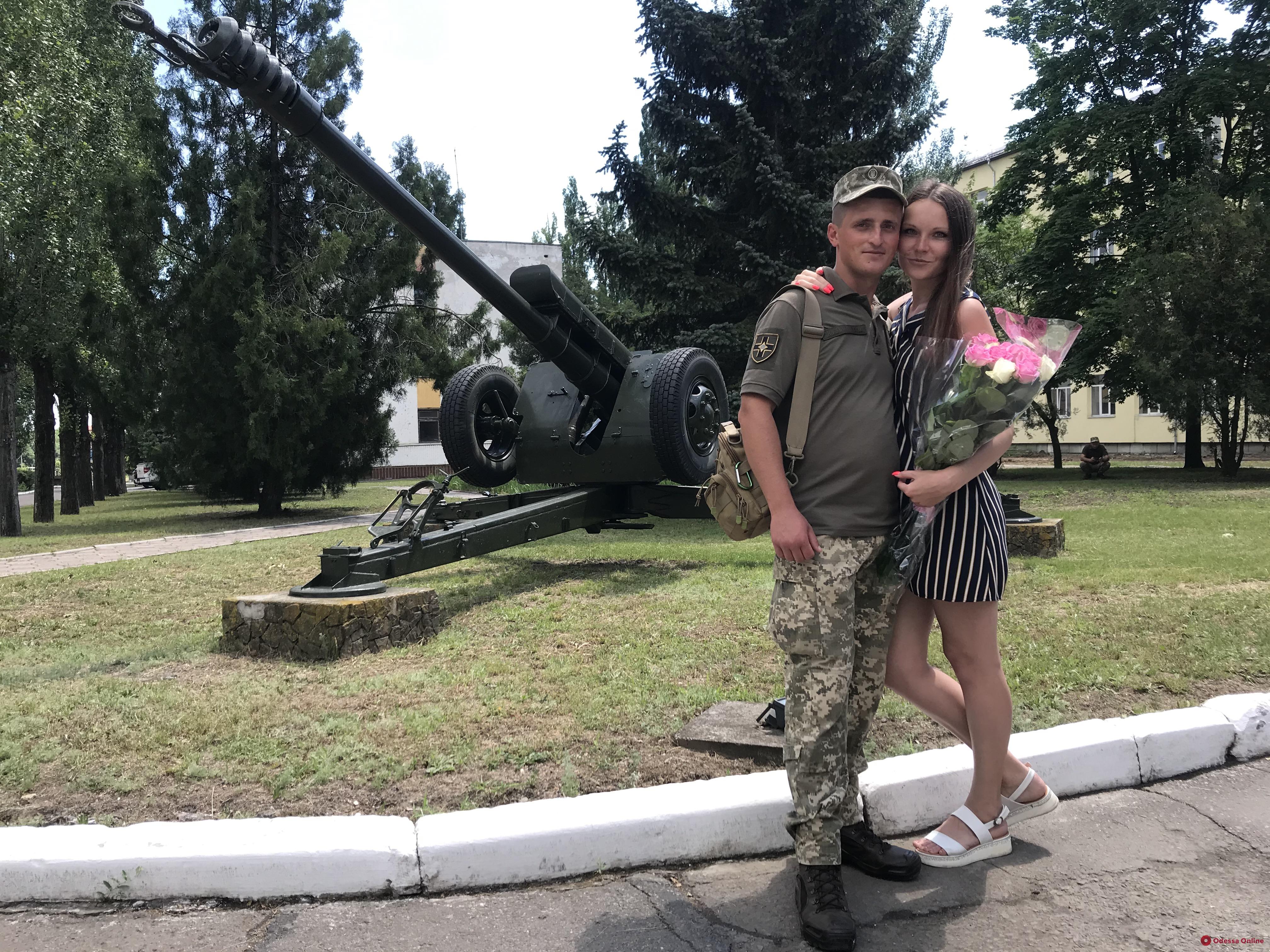 Военнослужащий одесской мехбригады прямо на плацу сделал предложение возлюбленной