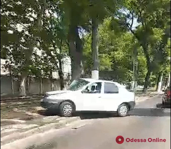 В Одессе легковушка врезалась в дерево (видео)