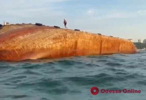 Одессит залез на затонувший танкер Delfi и устроил тренировку под открытым небом (видео)