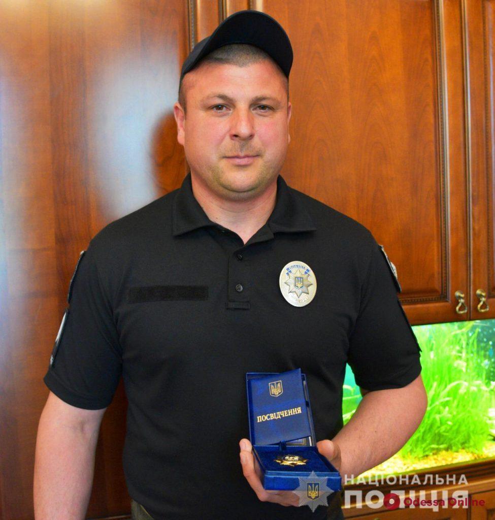 В Одессе полицейского наградили за помощь в поимке насильника