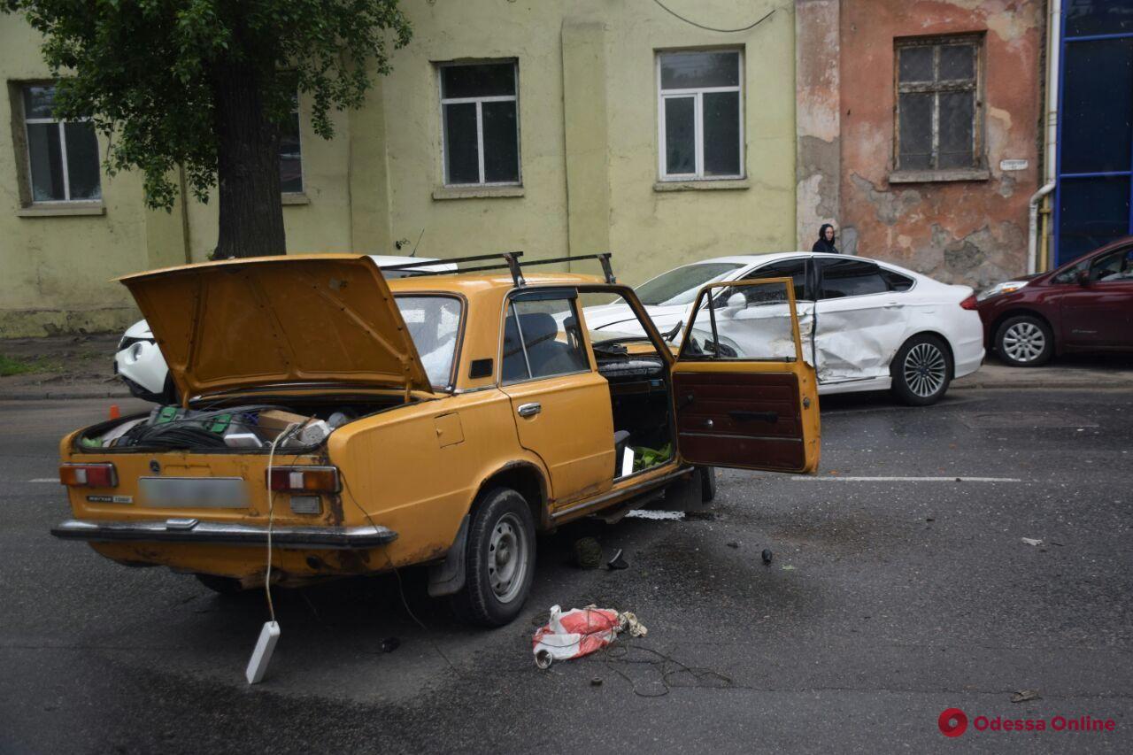 На Приморской столкнулись «Жигули» и «Форд» — одного из водителей выбросило из машины