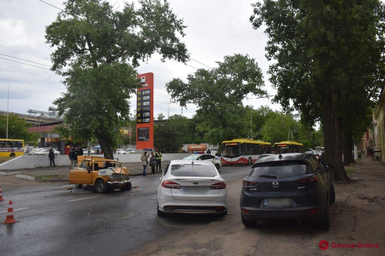 На Приморской столкнулись «Жигули» и «Форд» — одного из водителей выбросило из машины