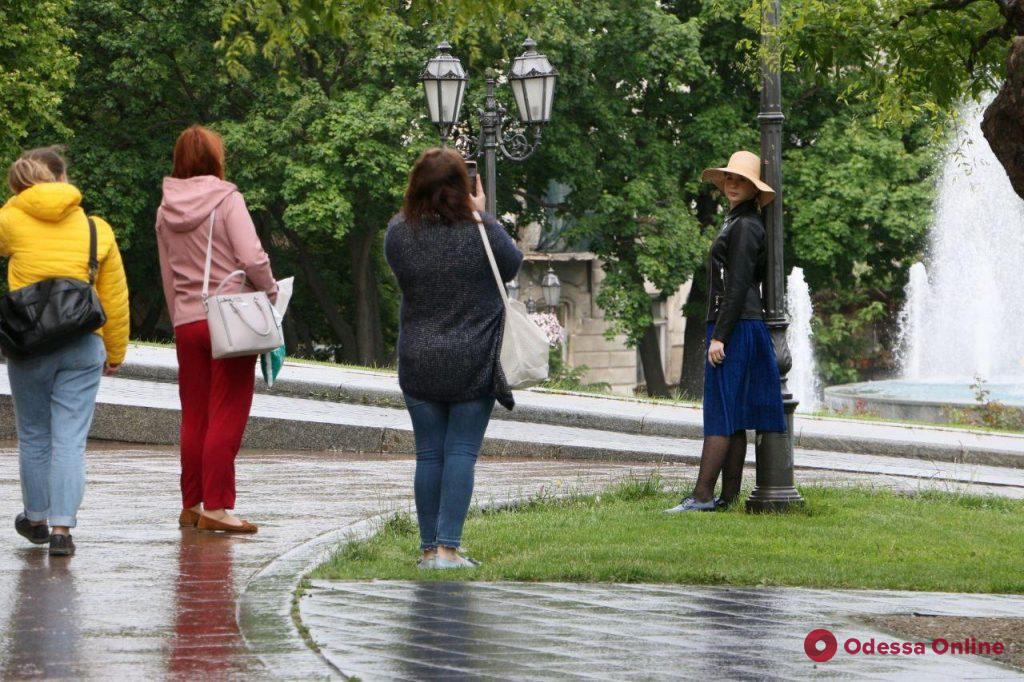 Июнь в Одессе: нелетняя прохлада и грибной дождик (фоторепортаж)