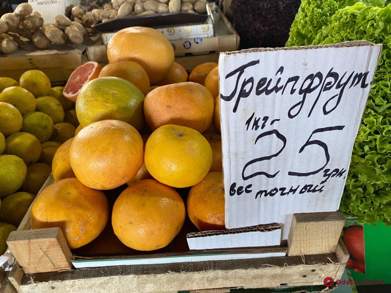 Клубника, персики и черешня: воскресные цены на одесском «Привозе»