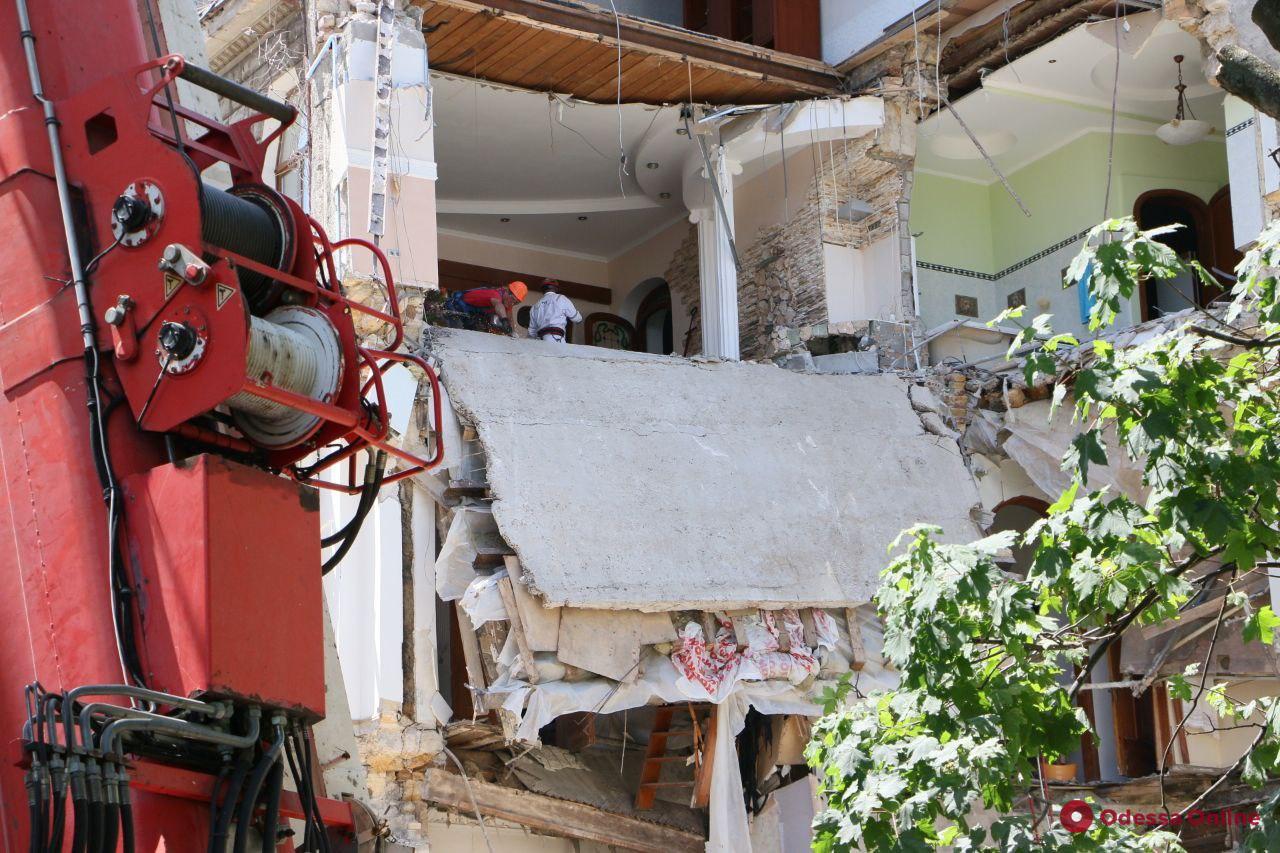Спасатели продолжают разбирать завалы рухнувшего дома на Ясной (видео)