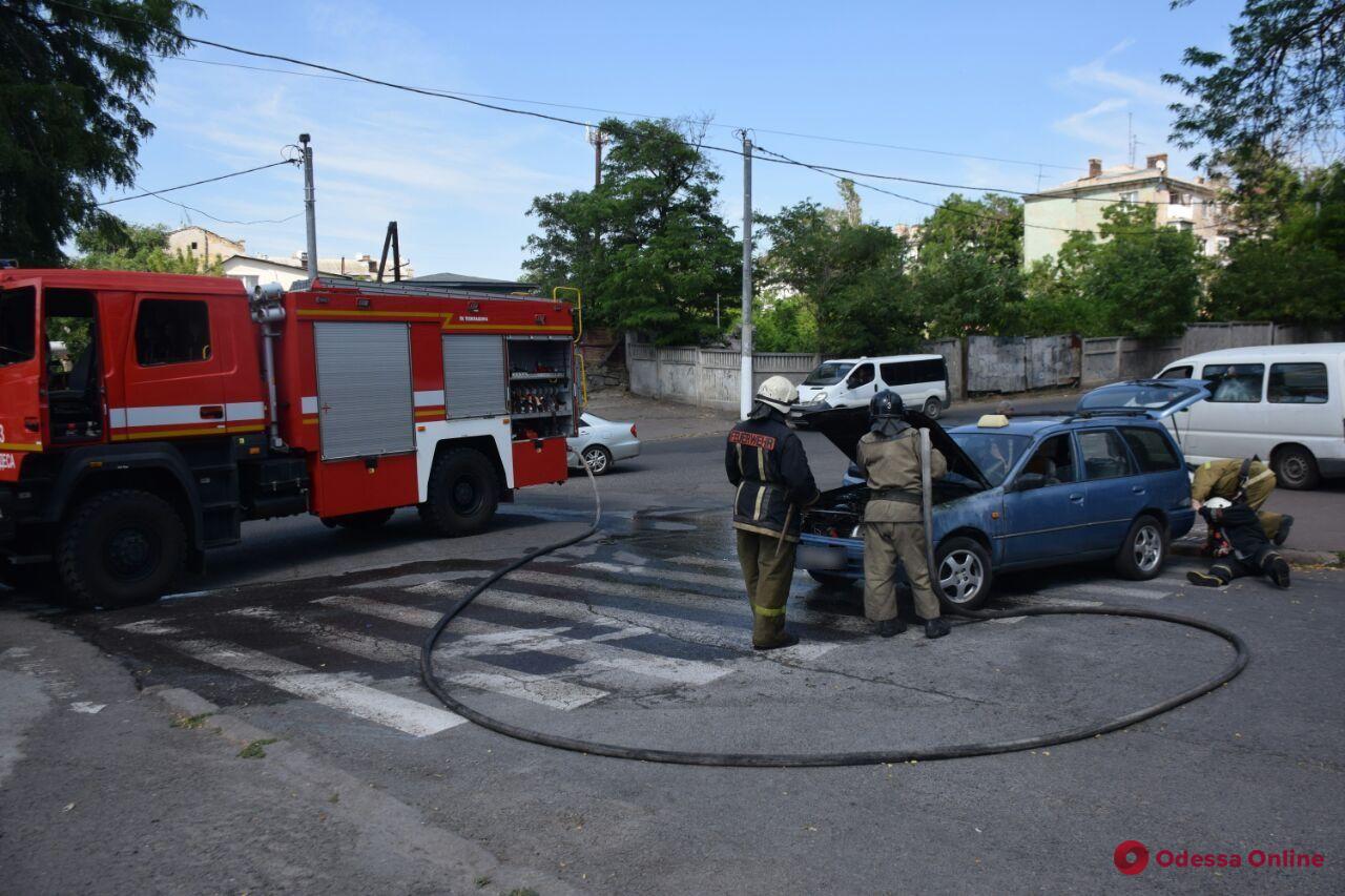 Возле сквера Мечникова горела легковушка (фото, видео)