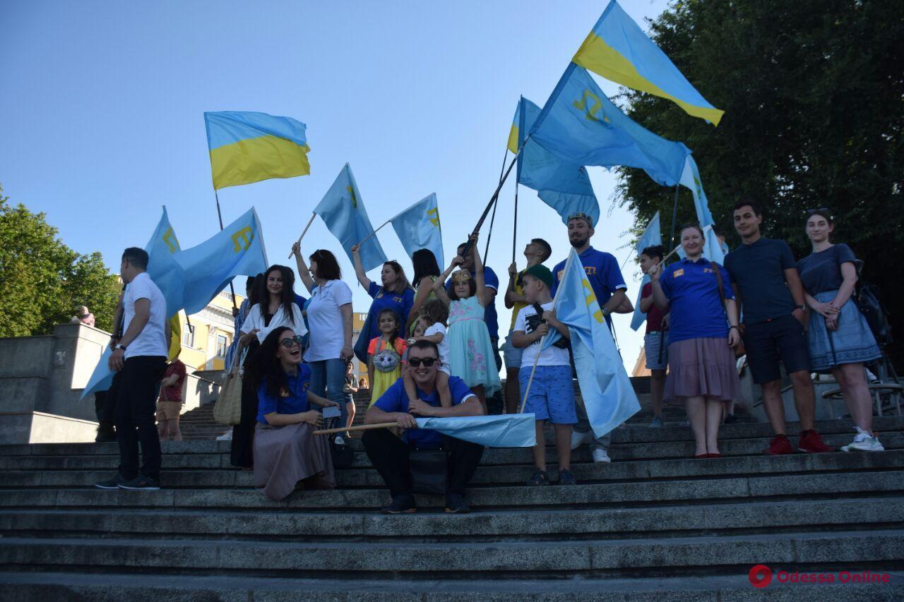В Одессе День крымскотатарского флага отметили автопробегом (фото, видео)