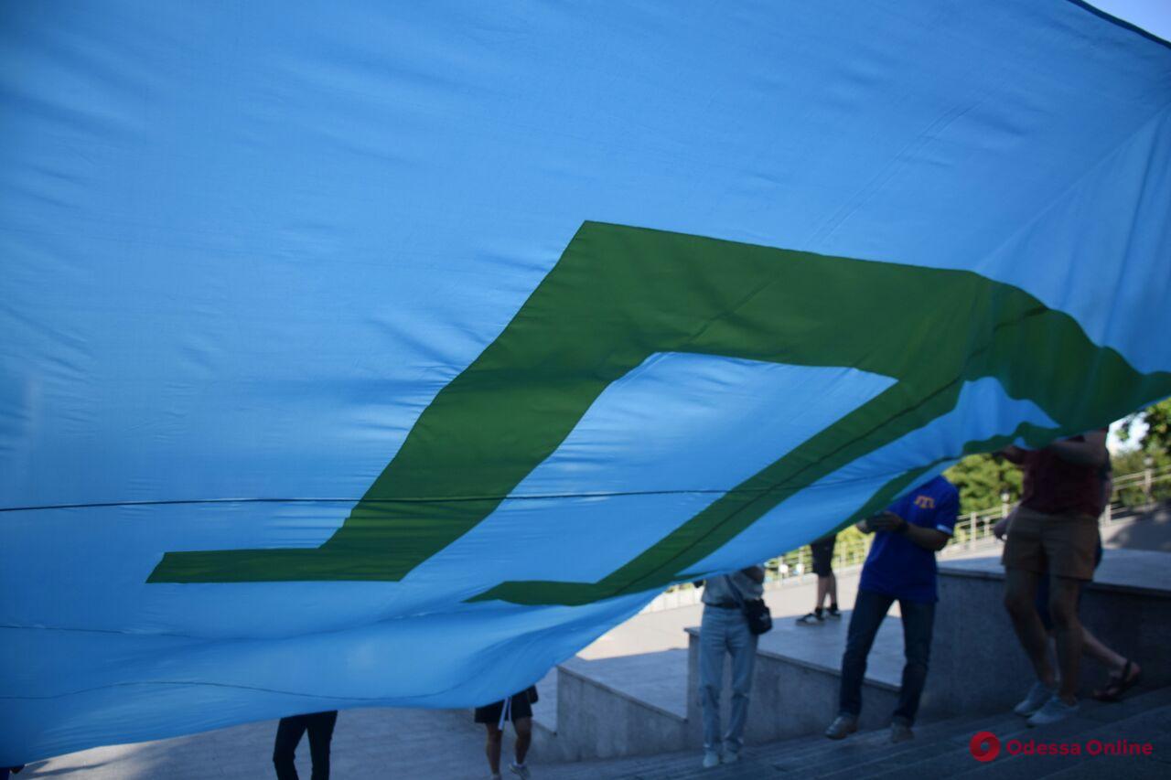 В Одессе День крымскотатарского флага отметили автопробегом (фото, видео)