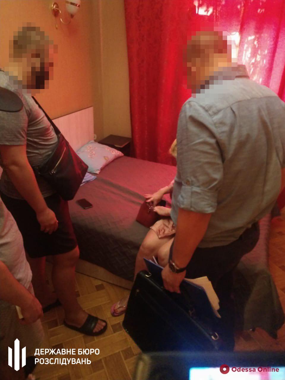 Двое одесских полицейских попались на «крышевании» проституток