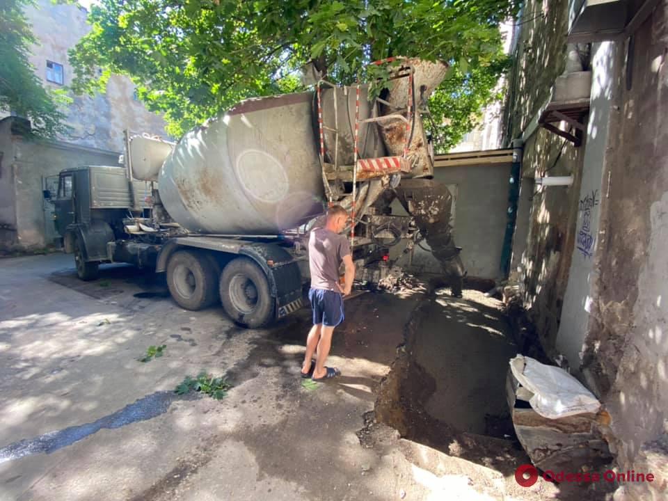 Во дворе на Греческой залили бетоном самовольно вырытую яму (фото)