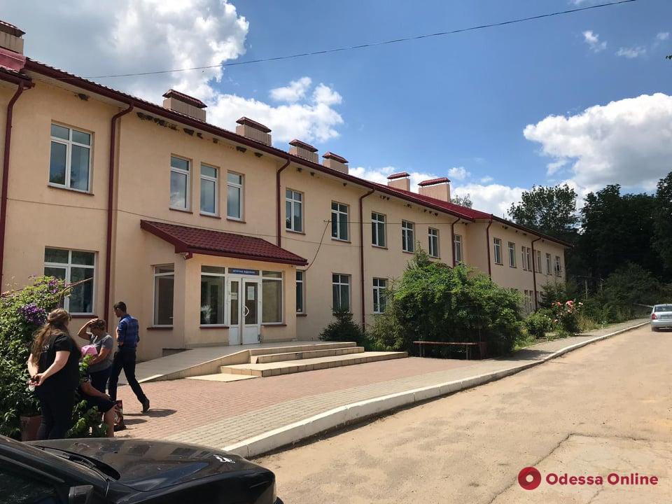 В Одесской области коммунальщик при подрезке дерева упал и разбил в голову — мужчина в коме