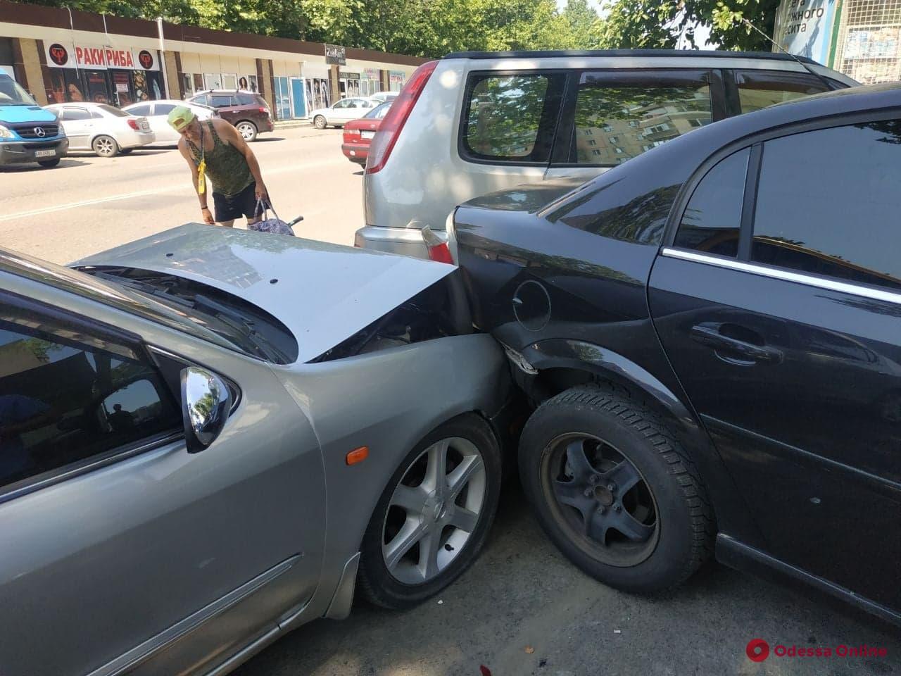 Эффект домино: на Бочарова маршрутка въехала в припаркованные авто